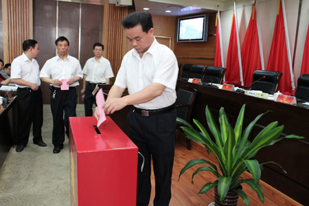 市人大常委会召开第三十次会议